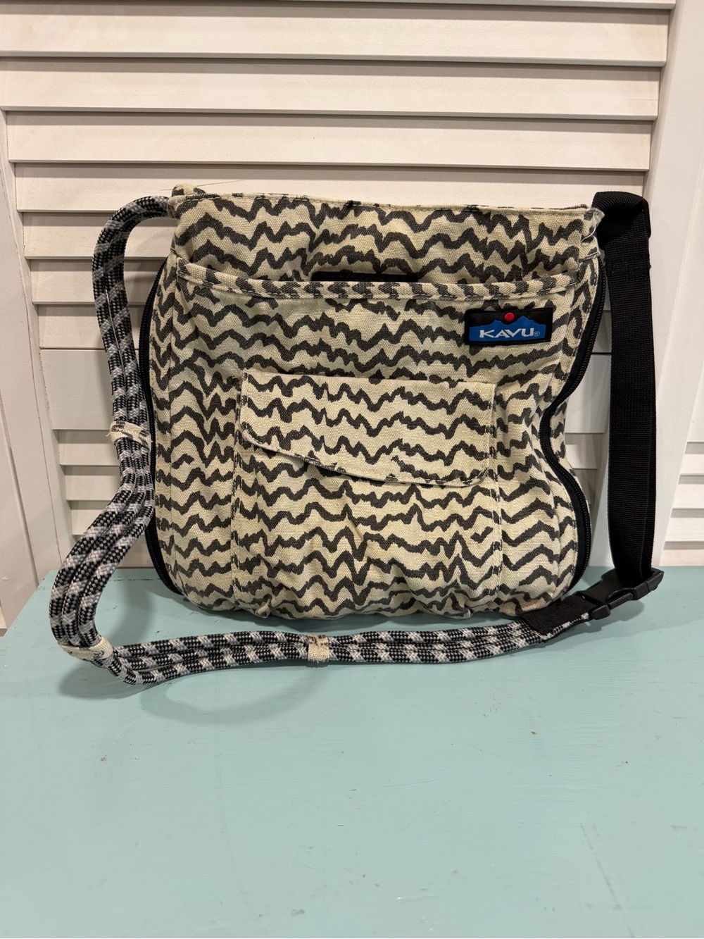 Kavu Cream and Black Wave-Pattern Crossbody Bag